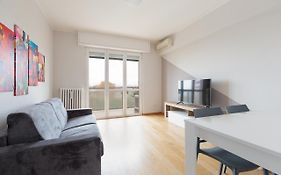 Milano Famagosta Balcony Apartment